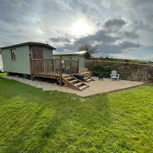 Chalet Oakley View Shepherds Hut With Hot Tub